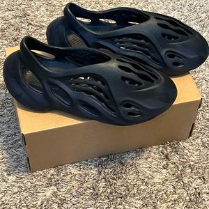 Yeezy “Foam Runner” Mineral Blue size 9